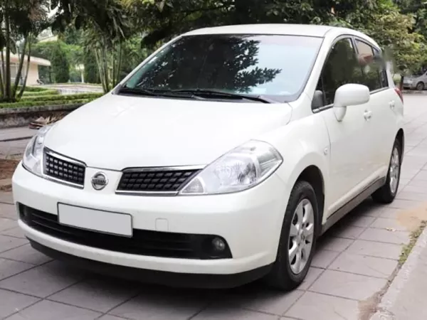 Dịch vụ thay Kính chắn gió xe Nissan Tiida tận nơi